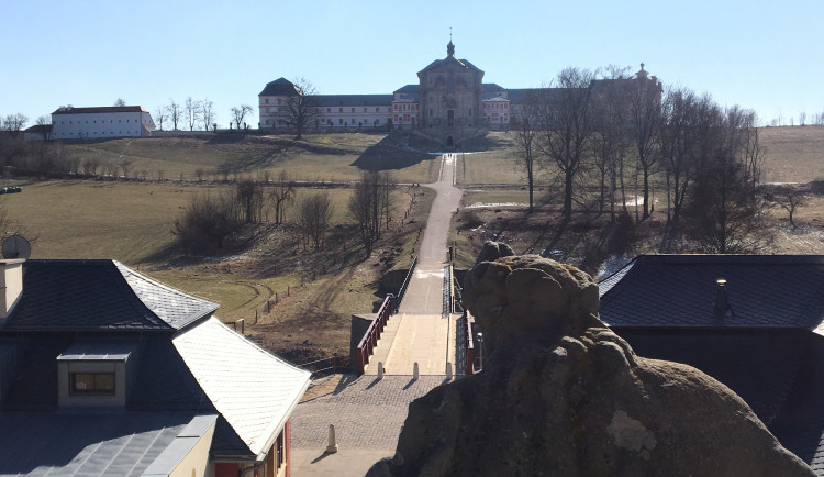 Na Kuksu se dnes konají první vánoční trhy.