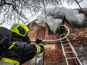 Po výbuchu kotle na Hradecku se při hašení zranil hasič