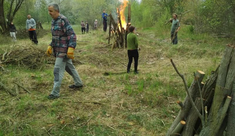 Dobrovolníci uklidili Plachtu