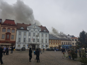 Na náměstí ve Dvoře Králové hořela střecha domu. Evakuováno bylo přes 90 lidí