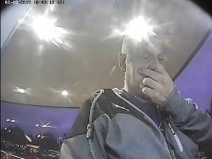 VIDEO: Policie pátrá po muži, který se odcizenou kartou snažil vybrat peníze z bankomatu