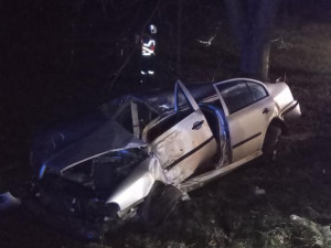 Hrůzostrašná bilance pokračuje. Auto na Rychnovsku narazilo do stromu a vzplálo, řidič zahynul