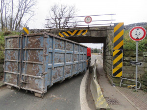 Cizinec se s kamionem nevešel pod podjezd. Návěsem most poničil