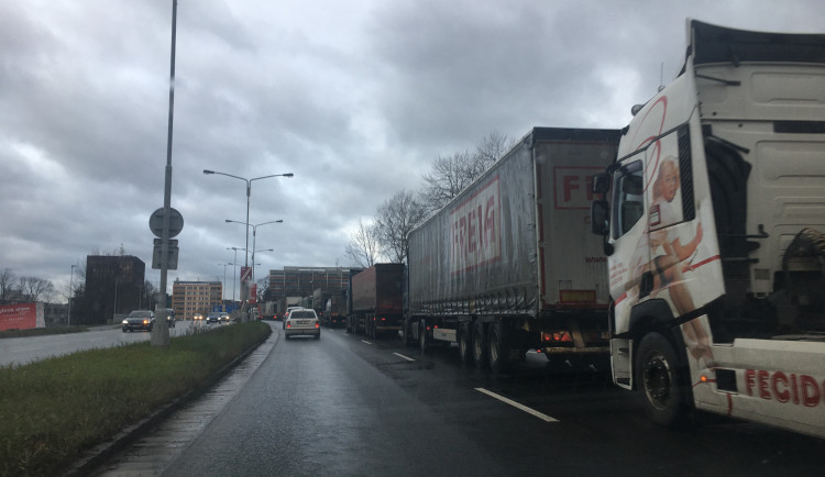 Nehoda v ulici Koutníkova zastavila v Hradci dopravu!