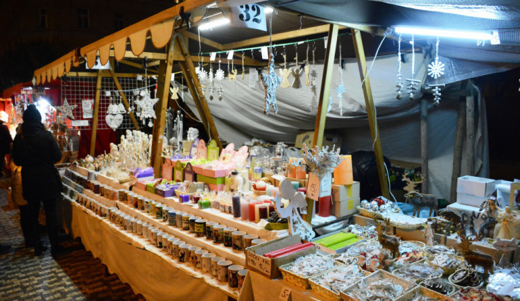 V centru Hradce jsou až do neděle v plném proudu letos jubilejní třicáté Muzejní adventní trhy