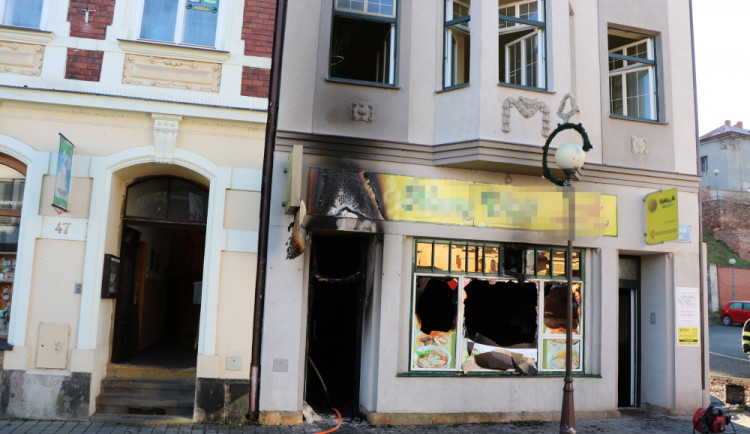 Bistro v centru Trutnova v sobotu dopoledne pohltily plameny. Škoda je 800 tisíc korun 