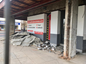 FOTO: Jak vypadá Tesco v době, kdy se původě mělo otevřít po rozsáhlé rekonstrukci?