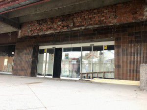 FOTO: Jak vypadá Tesco v době, kdy se původě mělo otevřít po rozsáhlé rekonstrukci?