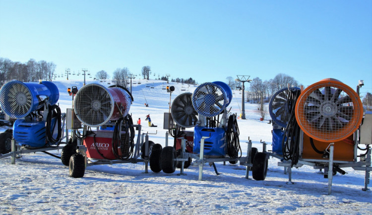 Vlekaři v Krkonoších začali zasněžovat, start sezony bude možná už příští sobotu 