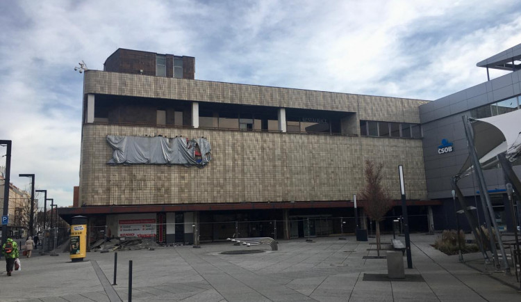 FOTO: Jak vypadá Tesco v době, kdy se původě mělo otevřít po rozsáhlé rekonstrukci?