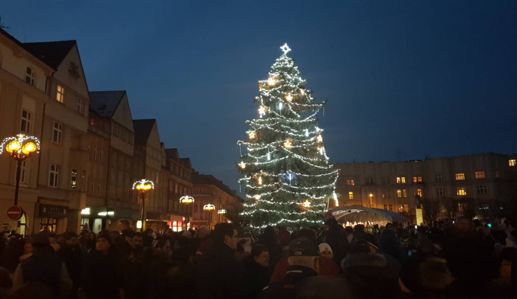 Hradec poprvé rozsvítil vánoční výzdobu po celém městě, desítky lidí to sledovaly přímo z náměstí
