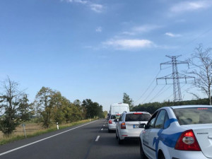 Frekventovanou silnici u Jičína zablokovala na několik hodin nehoda kamionu