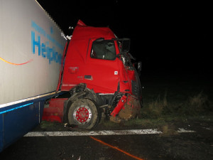 Včerejší nehodu u Jičína zavinil 22letý řidič kamionu. Ve vysoké rychlosti dostal smyk a zablokoval silnici