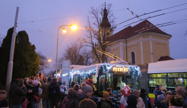VIDEO: Mikulášský trolejbus opět po roce brázdil ulice Hradce. Kniha hříchů se při rekordním zájmu skoro nezavřela