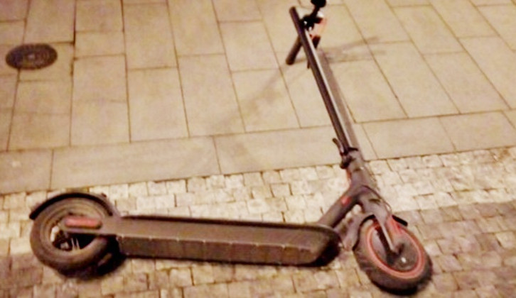 Muž narazil v centru Hradce na elektrokoloběžce do sloupu, na místo museli rychle spěchat záchranáři