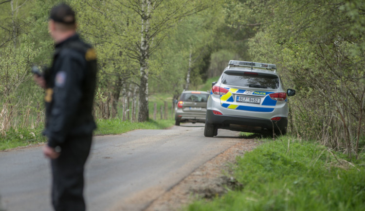 Dva motorkáři se snažili ujet policii. Jeden spadl, druhý se nakonec sám vrátil