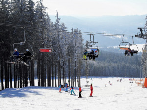 Na Černé hoře a Pomezních Boudách v Krkonoších lyžovalo 1800 lidí
