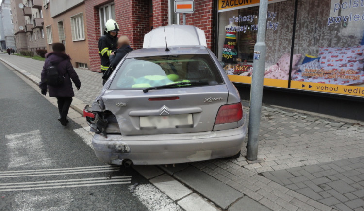 FOTO: Na Gočárově třídě se srazila dvě auta, jeden člověk skončil v péči záchranářů