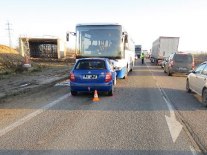 FOTO: Osmaosmdesátiletý řidič vjel do protisměru a střetl se s autobusem