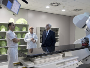 Nemocnice v Hradci má nový přístroj pro pacienty s rakovinou. Urychlí léčení a pomůže více lidem, než předtím