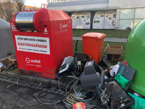 Prostor u popelnic slouží některým lidem jako skládka. Technické služby tak mají zbytečnou práci navíc