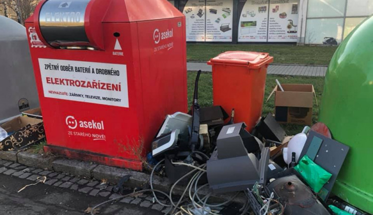 U popelnic může najít člověk ledacos 