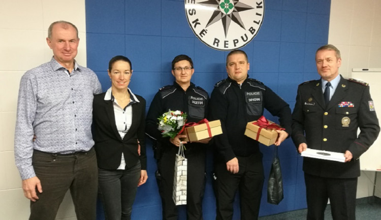 Muž policistům, kteří mu zachránili život osobně poděkoval