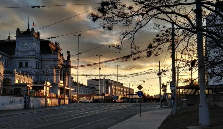 Muž rozdával na hlavním nádraží facky, udeřil i ženu. Na zem ho dostal až strážník v civilu