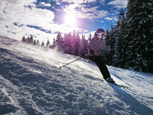 Do Krkonoš přijely o víkendu tisíce lyžařů