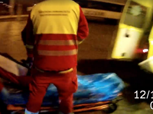 VIDEO: Hradečtí strážníci našli v noci silně podchlazeného muže, zachránili mu život