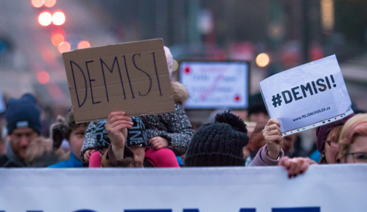 "Nechceme Babišistán." Centrem Hradce Králové prošla demonstrace proti Babišovi
