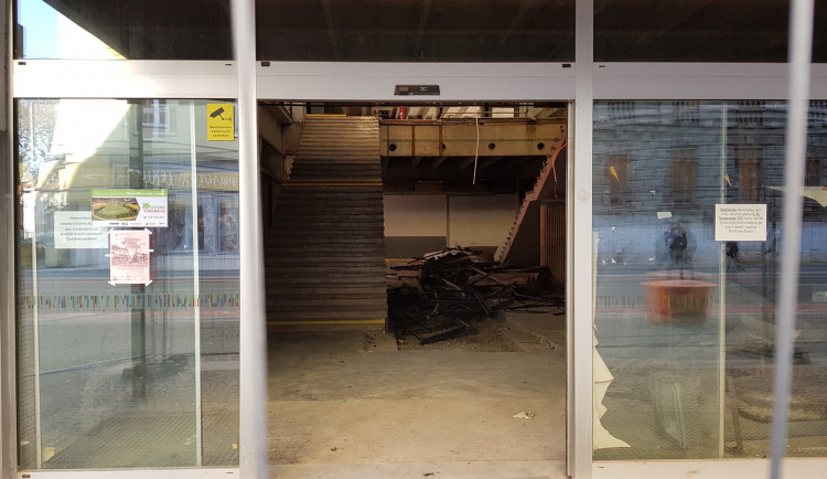 FOTO: Touhle dobou mělo být Tesco u Atria již otevřené, rekonstrukce ještě pár měsíců potrvá