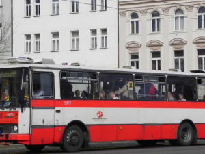VIDEO: Legendární autobus patří mezi nejstarší klenoty hradecké MHD. Cestující vozil více než 23 let