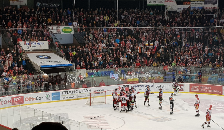 Hradečtí hokejisté v duelu se Spartou