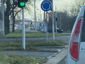 U kruháče na Brněnské se srazilo auto s policejním vozem. Nehoda si vyžádala dva zraněné