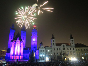 Na novoroční ohňostroj se v Hradci Králové přišly podívat tisíce lidí