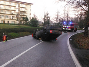 Auto skončilo po nehodě převrácené na střeše. Jednoho člověka si do péče převzali záchranáři