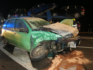 Policie hledá svědky vážné dopravní nehody u Třebechovic. Řidička stála s autem napříč v křižovatce, v plné rychlosti do ní narazilo auto