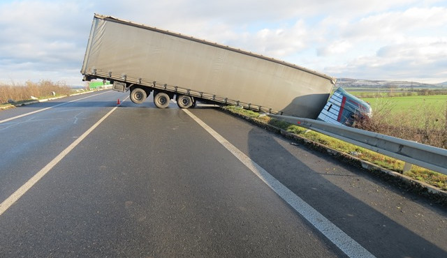Námraza komplikuje život řidičům