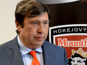 Šéf Mountfieldu HK Schön zastavil hráčům výplaty, žádá si vysvětlení