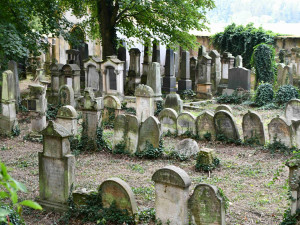 V Jičíně někdo prostřílel ceduli u židovského hřbitova