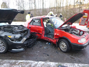 Vážná nehoda dvou aut na Trutnovsku. Na místě zasahoval i záchranářský vrtulník
