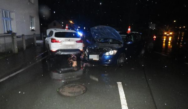 Řidič nedal na Rychnovsku přednost. V plné rychlosti do něj narazilo auto