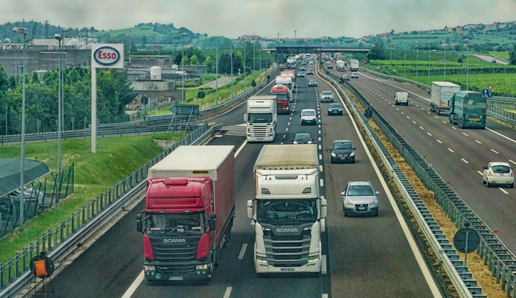 Mýto v Královehradeckém kraji provoz na menších silnicích zatím nezvedlo