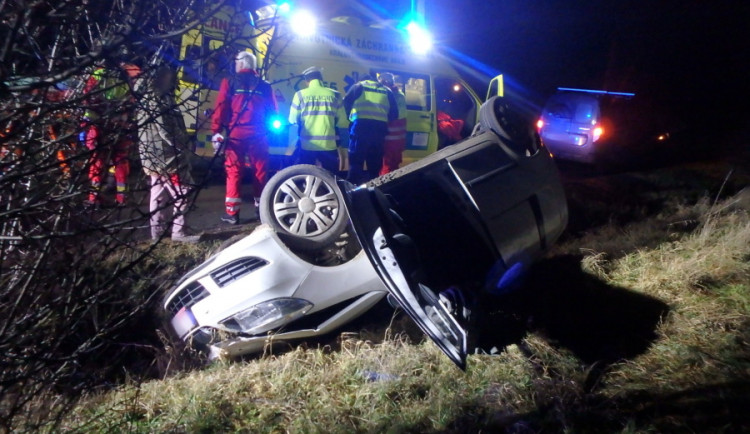 Vážná nehoda na Hradecku. Řidič skončil s autem převrácený na střeše, letěl pro něj vrtulník