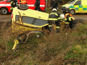 Ve Všestarech u Hradce Králové se srazil vlak s osobním autem