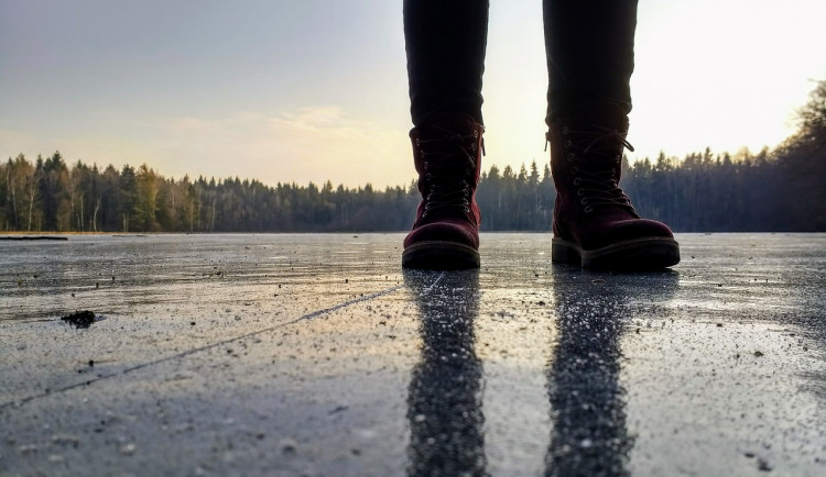 Návštěvníci Národního parku Šumava hazardují se svými životy, vstupují na zamrzlá jezera