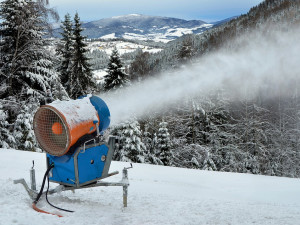 Některá střediska v Krkonoších zasněžují na úkor přírody