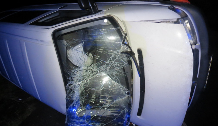 Na přehledné silnici převrátil auto na bok