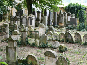 Případ poškozené cedule u židovského hřbitova policie odložila